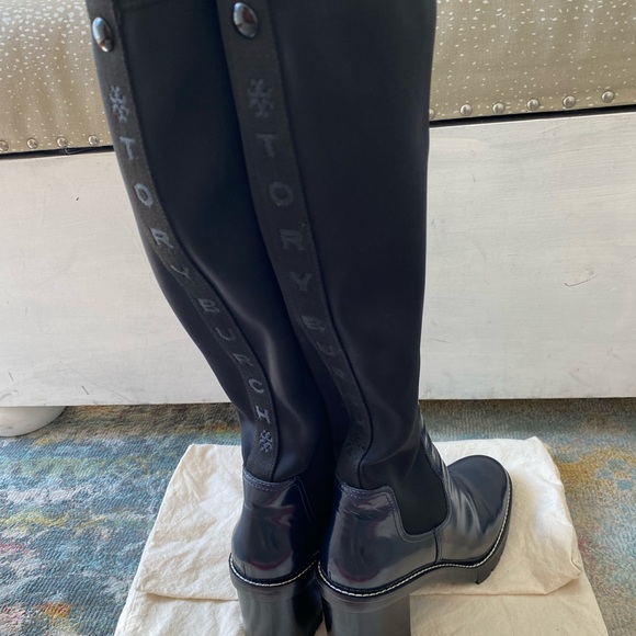 Like new Tory Burch Preston Lug Sole Boot size 9 - Picture 2 of 5